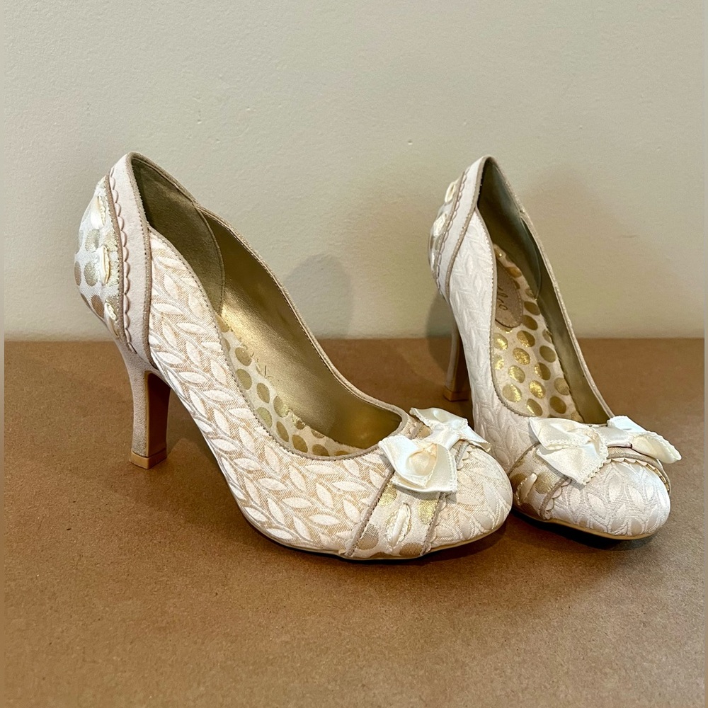 Ruby Shoo Amy Heels
Cream
5UK, 38EU, 7US(feels like 8/8.5)
